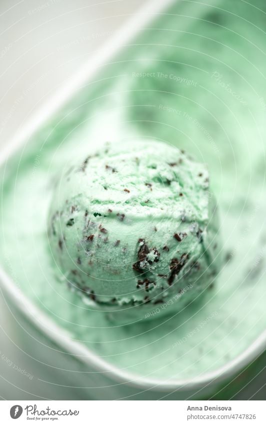 Minz-Schokoladen-Eiscreme Speiseeis Minze choc Chip Baggerlöffel Sahne gelato Kraut grün gefroren Schalen & Schüsseln geschmackvoll Ball kalt Lebensmittel