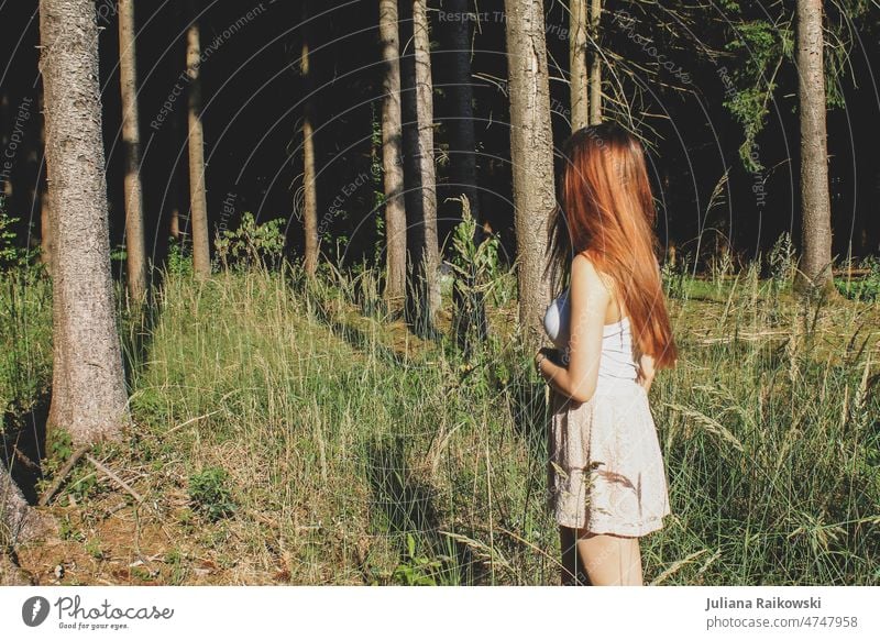 Rothaariges Mädchen steht im Wald Frau rothaarig langhaarig schön feminin Farbfoto Mensch 1 Erwachsene Jugendliche Junge Frau 18-30 Jahre Tag Außenaufnahme