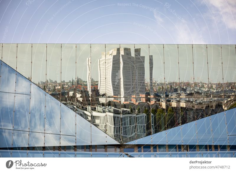Spiegelung eines Hochhauses in einer Glasfassade Himmel Wolken Bauwerk Optimismus ästhetisch einzigartig Gebäude Architektur Kraft Erfolg elegant Willensstärke