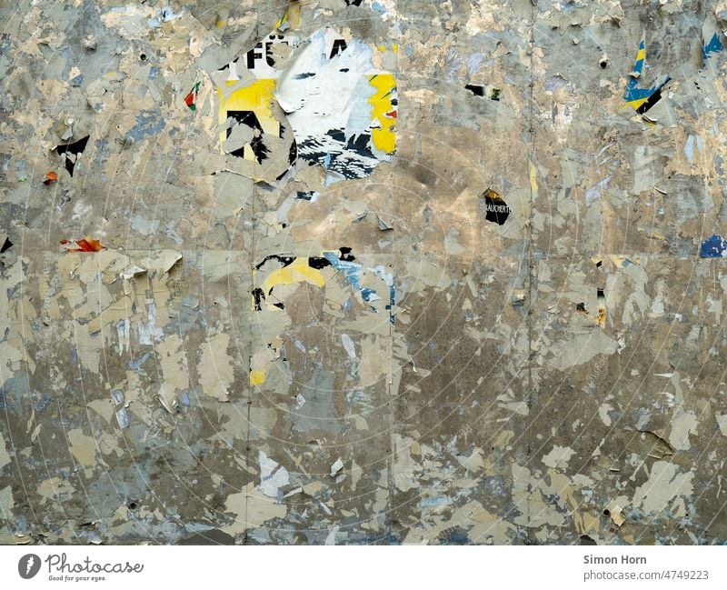 Plakatwand Patina Wand Oberfläche Reste Zeit Vergangenheit Strukturen & Formen Vergänglichkeit Wandel & Veränderung Zahn der Zeit abstrakt verwittert abblättern