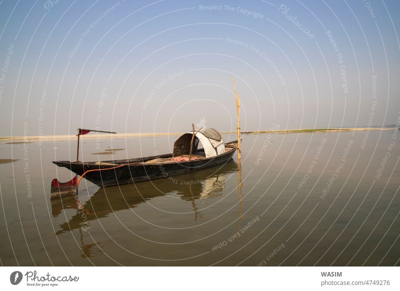 Hölzerne Fischerboot in den Fluss Wasser unter dem blauen Himmel Schöne Landschaft Scenery Boot MEER Meer Kajak Fischen Strand Kanu Sommer Sport reisen Natur