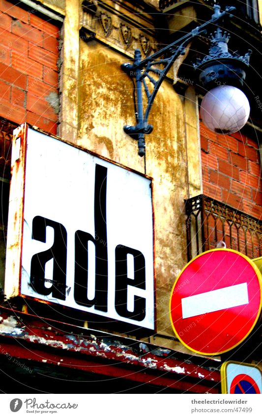 Valencia Architektur Schilder & Markierungen Spanien Haus Lampe Einbahnstraße Abschied Straßennamenschild Laterne Straßenbeleuchtung Parkverbot Wiedersehen