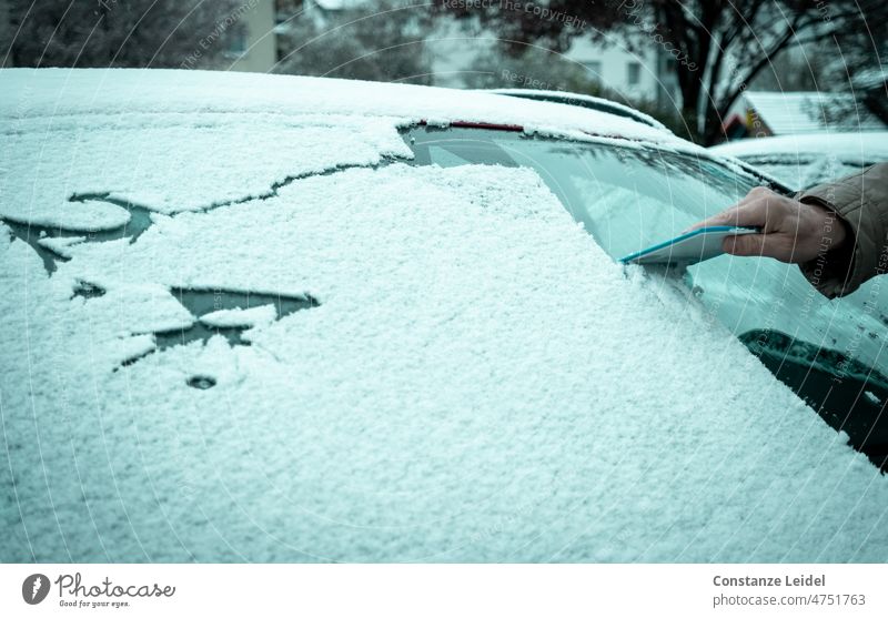 Auto Unter Großen Schnee Nach Einem Schneesturm Lizenzfreie Fotos