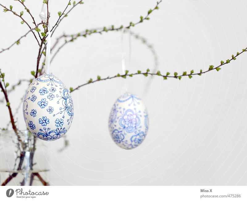 Osterei Feste & Feiern Ostern hängen blau weiß blau-weiß filigran zart zerbrechlich Ast Zweig Blütenknospen Blattknospe bemalt Dekoration & Verzierung