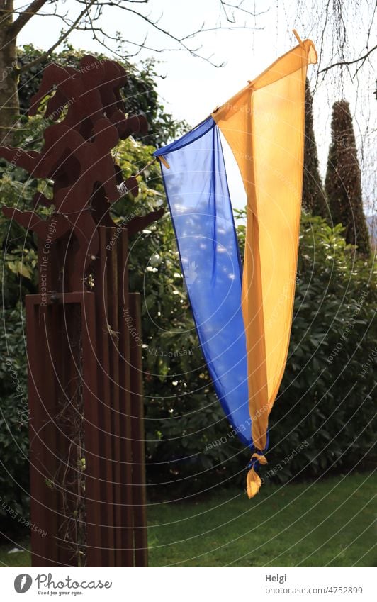 Solidarität - Ukrainische Flagge, unten mit einem Knoten versehen, in einem Garten Ukraine ukrainische Flagge Fahne Politik & Staat Krieg Frieden