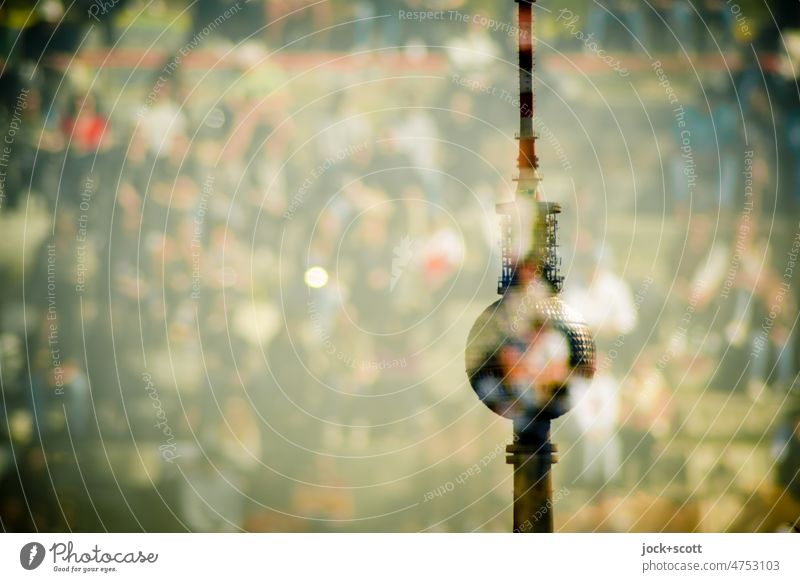 die Stadtmenschen und der Fernsehturm Berliner Fernsehturm Wahrzeichen Surrealismus Doppelbelichtung Experiment Menschen defokussiert Unschärfe Bokeh abstrakt