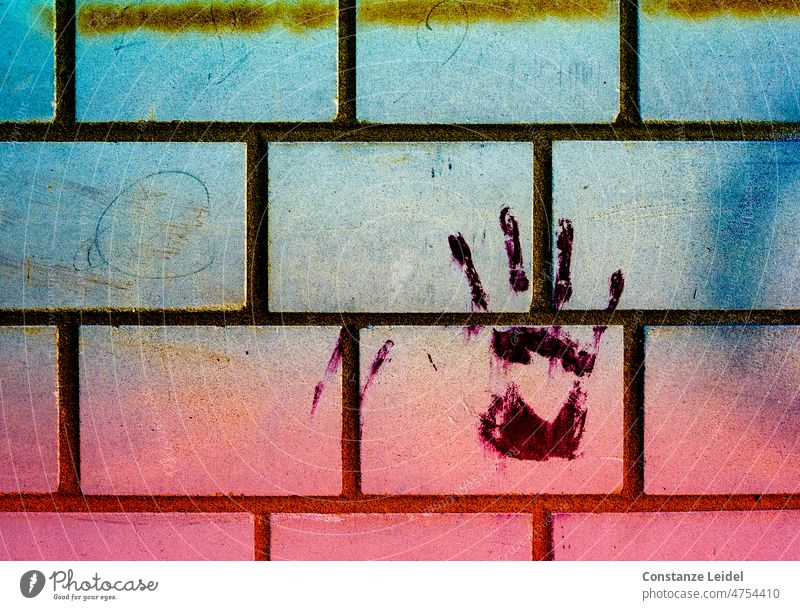 Handabdruck mit Farbe auf Ziegelsteinwand handabdruck Finger Hauswand Graffiti blau rosa Steinwand Abdruck mehrfarbig Wand Fingerabdruck Kreativität Spuren