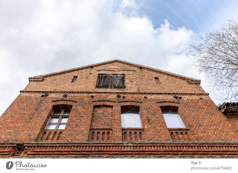 ein altes Ländliches Wirtschaftsgebäude Brandenburg Gutshof Tag Menschenleer Außenaufnahme Farbfoto Himmel Wolken Textfreiraum oben Gebäude klinker