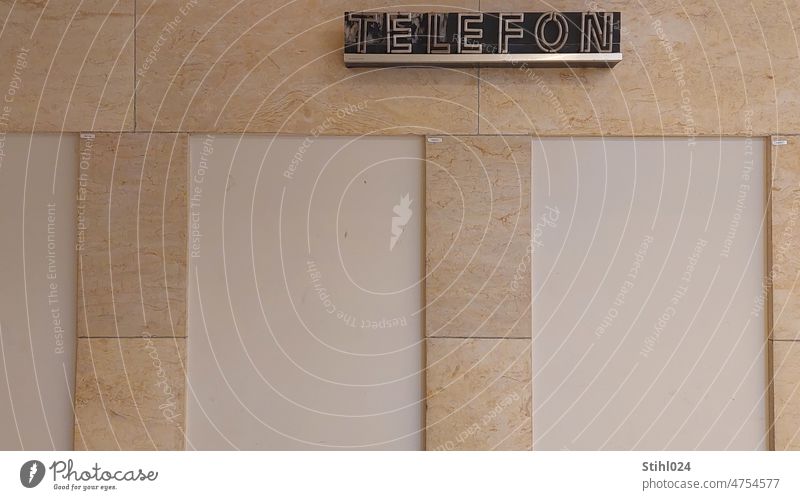 Leuchtschrift: TELEFON Telefon Leuchtreklame Wand Innenraum einsam Naturstein Wandverkleidung öffentlich Buchstaben Werbeschild Werbung Leuchtbuchstabe