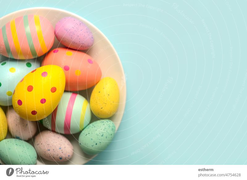 Frohe Ostern. Gefärbte Ostereier in einer Schale mit Kopierraum bemalte Eier frohe Ostern abstrakt süß Stillleben Hähnchen Textfreiraum farbige Ostern Kaninchen