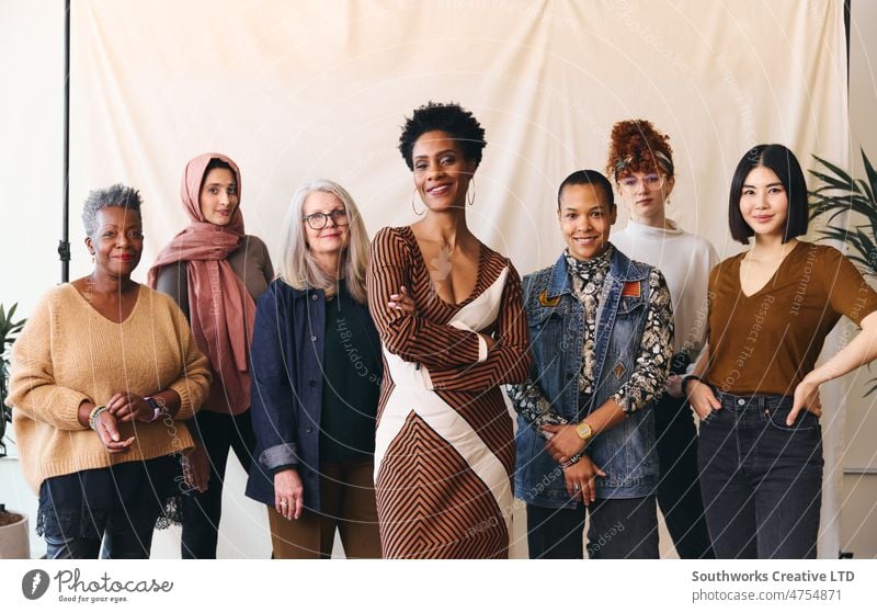 Internationaler Frauentag: Porträt einer multiethnischen Frau gemischten Alters, die selbstbewusst in die Kamera schaut und lächelt Solidarität vielfältig
