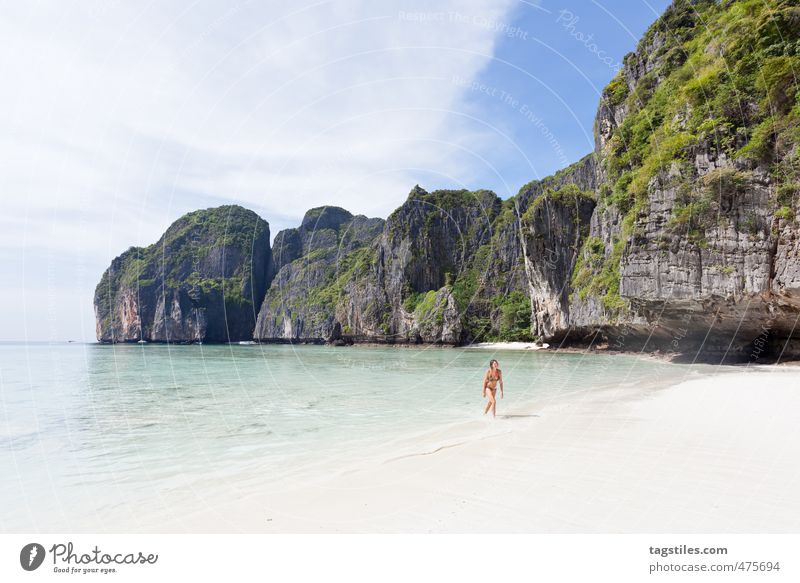 THE BEACH Phi Phi island Thailand Andamanensee Meer Strand Sand Ferien & Urlaub & Reisen Reisefotografie Asien Frau Bikini Postkarte Idylle ruhig Felsen typisch