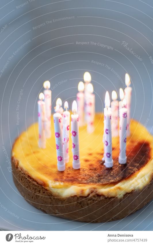 Hausgemachter Vanille-Käsekuchen New Yorker Käsekuchen selbstgemacht Kerzen beleuchtet Lebensmittel Spielfigur Gebäck Dessert Kuchen Scheibe süß Bäckerei