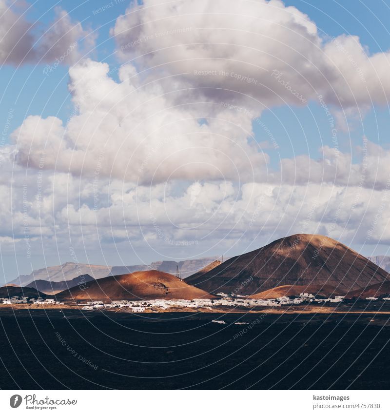 Beeindruckende Panoramalandschaft mit Vulkankratern im Timanfaya-Nationalpark. Beliebte touristische Attraktion auf der Insel Lanzarote, Kanarische Inseln, Spanien. Künstlerisches Bild. Schöne Welt. Reisekonzept.