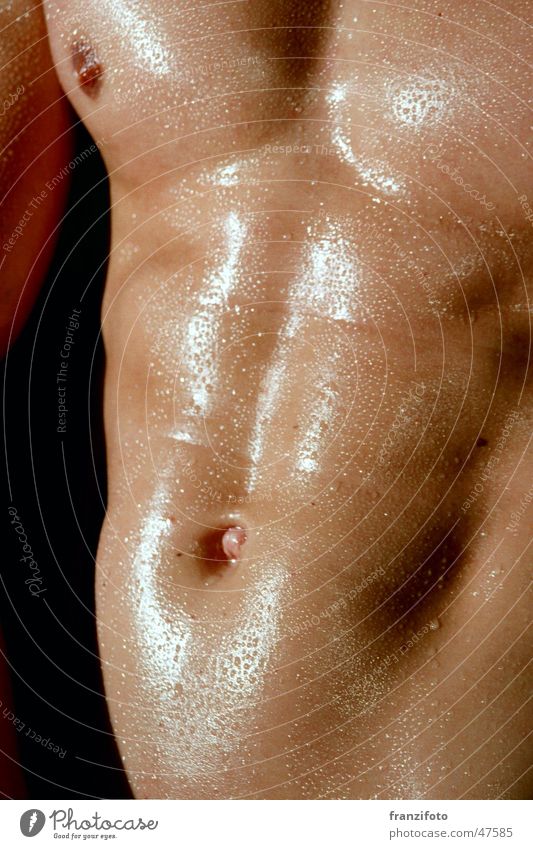 Waschbrett die Erste Mann mehrfarbig nass Wassertropfen Akt Brust Bauch Detailaufnahme Männlicher Akt