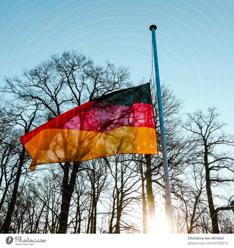 Eine Deutschlandflagge weht auf halbmast als Zeichen der Trauer Deutschlandfahne Nationalflagge Deutsche Flagge Patriotismus Politik & Staat schwarz-rot-gold