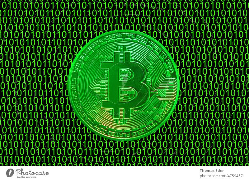 grüner Binärcode und ein wertvoller grüner Bitcoin aus Kryptowährung gerade bitcoin Äther Ada Cardano Ethereum Geldmünzen gold Währung Vektor digital Bergbau