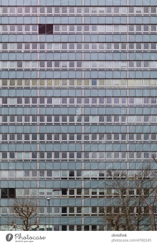 Bürogebäude mit vielen Glasfenstern Gebäude Fenster Fassade Architektur Glasfassade Strukturen & Formen Hochhaus Moderne Architektur Stadt hässlich verfallen
