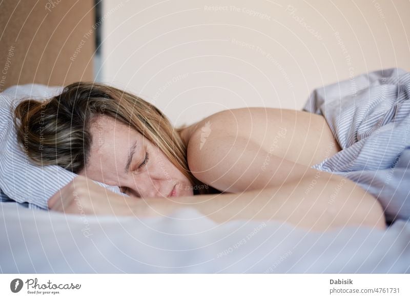 Schlafende Frau im Bett schlafen sich[Akk] entspannen Schlafzimmer Lügen ruhen Kaukasier Lifestyle schön niedlich müde Erholung hübsch Komfort Erwachsener