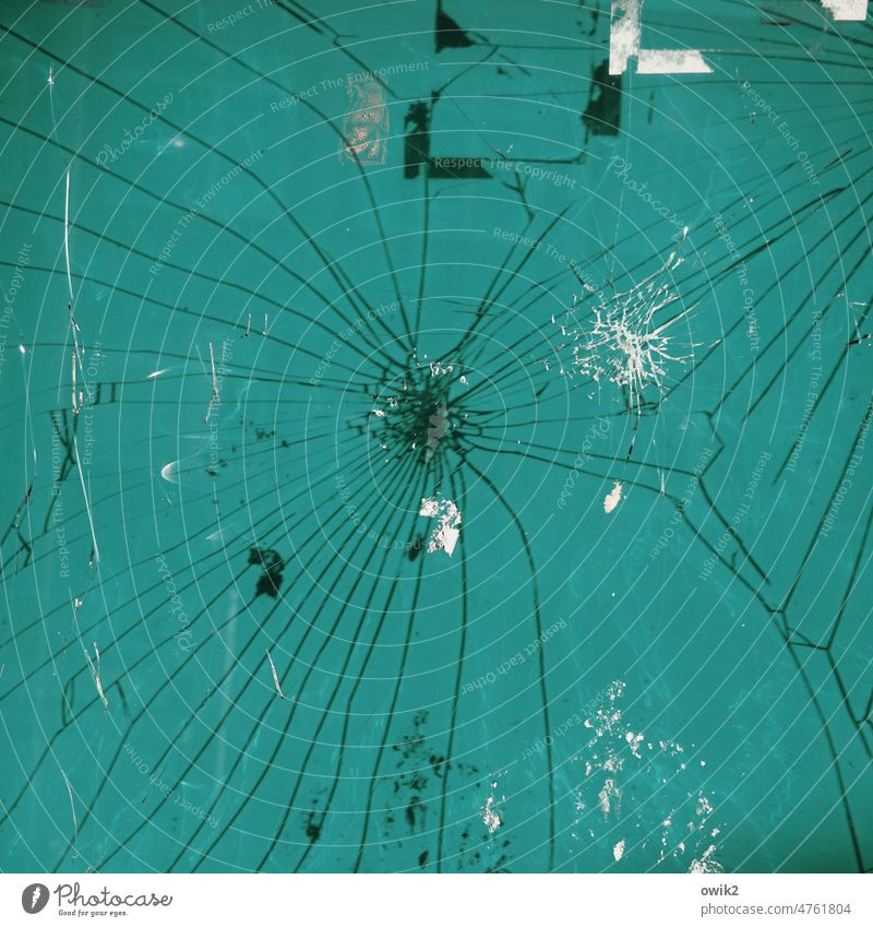 Abrechnung Glasscheibe Vandalismus Splitter Loch zersprungen Scherbe Klebstoff schadhaft Fenster Zerbrochenes Fenster Schaden Bruch netzartig verfallen
