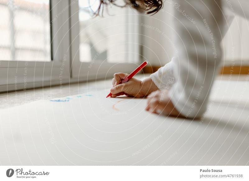Niedliches Mädchen mit Filzstift gezeichnet zeichnen Zeichnung Kreativität Freizeit & Hobby Farbfoto Schreibstift Farbe Kunst malen Innenaufnahme Farbstift