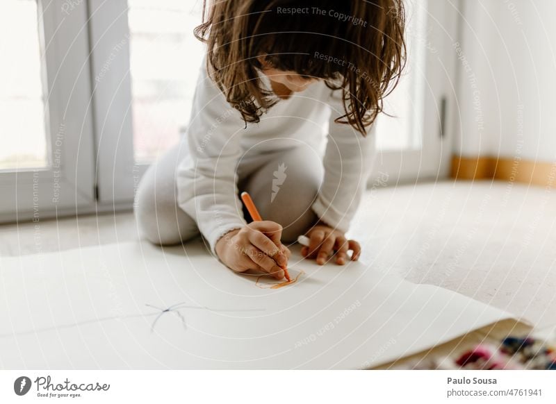 Niedliches Mädchen mit Filzstift gezeichnet zeichnen Zeichnung Kreativität Freizeit & Hobby Farbfoto Schreibstift Farbe Kunst malen Innenaufnahme Farbstift