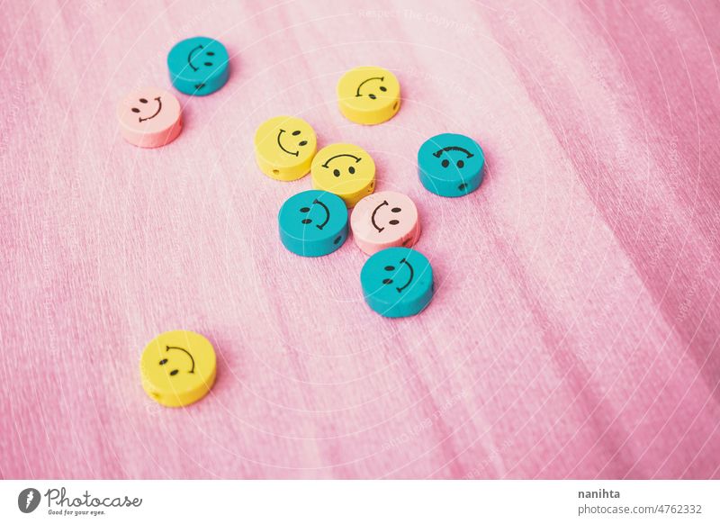 Smiley-Gesichter in Pastelltönen vor einem rosa Hintergrund Lächeln Teile Emoji positiv Positivität Glück Fröhlichkeit Spaß frisch farbenfroh Farbe blau gelb