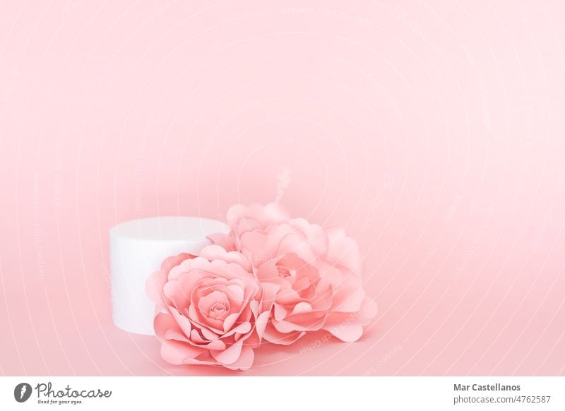 Kreisförmige weiße Plattform für Produktpräsentation mit Rosen auf rosa Hintergrund. Platz zum Kopieren. Sockel Textfreiraum Papier Papierblumen Raum Muttertag