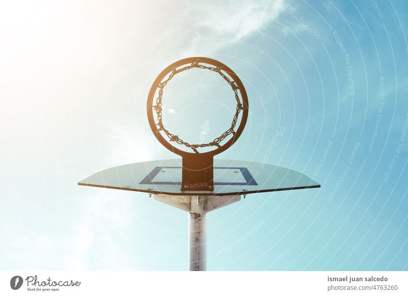alter verlassener Straßenkorb Reifen Basketball Korb Himmel blau Silhouette kreisen anketten metallisch Netz Sport Sportgerät spielen Spielen spielerisch Park