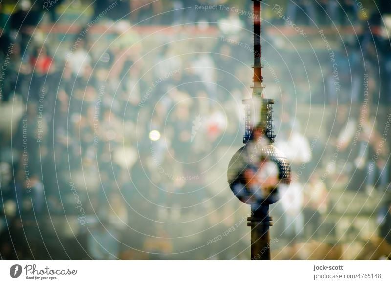 der Fernsehturm und die Stadtmenschen Berliner Fernsehturm Doppelbelichtung defokussiert Unschärfe Bokeh abstrakt Illusion Silhouette außergewöhnlich