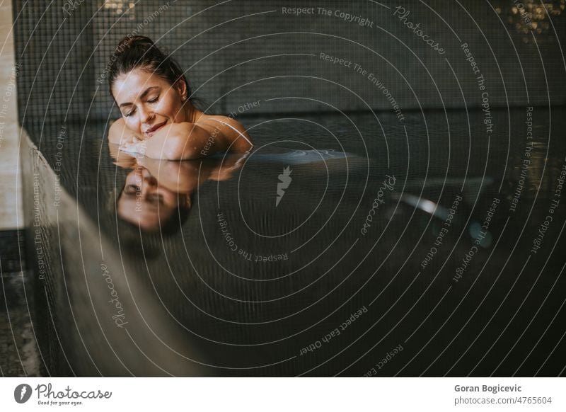 Junge Frau entspannt sich am Beckenrand eines Hallenbades Schönheit jung Körper Schwimmsport Bikini Resort sich[Akk] entspannen Pool im Freien Kaukasier weiß