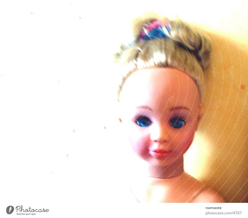 puppa Spielzeug Licht Trauer blond Angst Panik gefährlich Puppe Traurigkeit kulleräugig