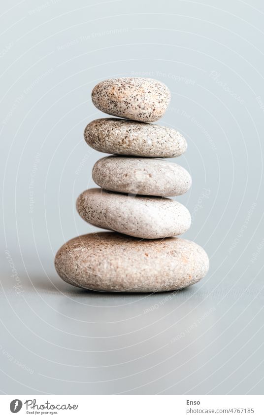 Steine in Pyramide gestapelt, Gleichgewicht, Stabilität, Zen, Meditation, Körper Geist und Seele Harmonie Konzept Steine stapeln sehr wenige Minimalismus