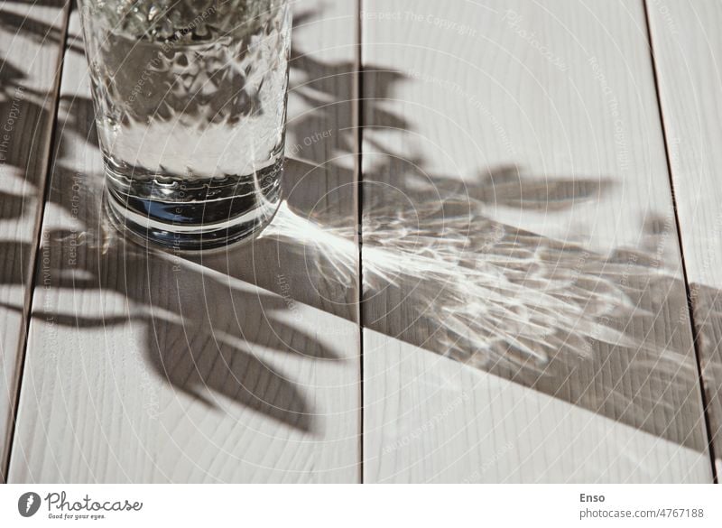 Glas Wasser auf weißem Tisch, Schatten und Sonnenlicht, Kopie Raum trinken Gesundheit Frische erfrischend rein kalt Getränk liquide Natur Nahaufnahme