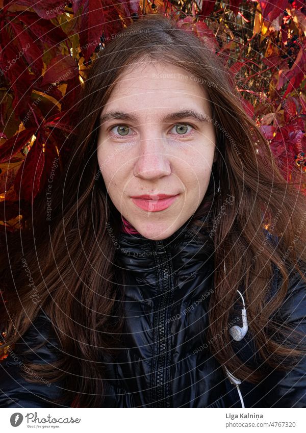 Porträt einer Frau mit langen Haaren im Herbst Selbstportrait Auge Mensch Gesicht Mund Blick Licht Nase Haare & Frisuren feminin Behaarung Haut Kopf Lippen