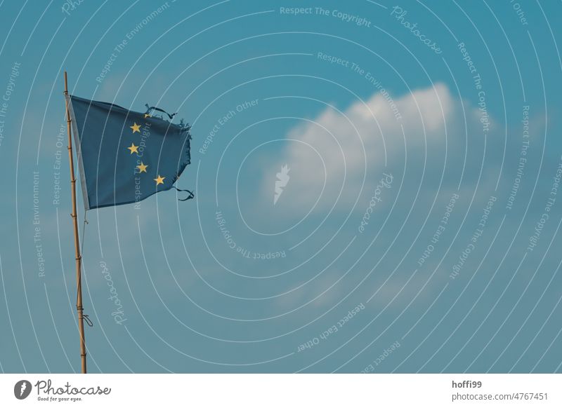 zerfledderte Europa Fahne im Wind Europafahne angeschlagen Brexit zerfall zerbrechen auseinander brechen blau brexit Stern (Symbol) Wahrzeichen gelb
