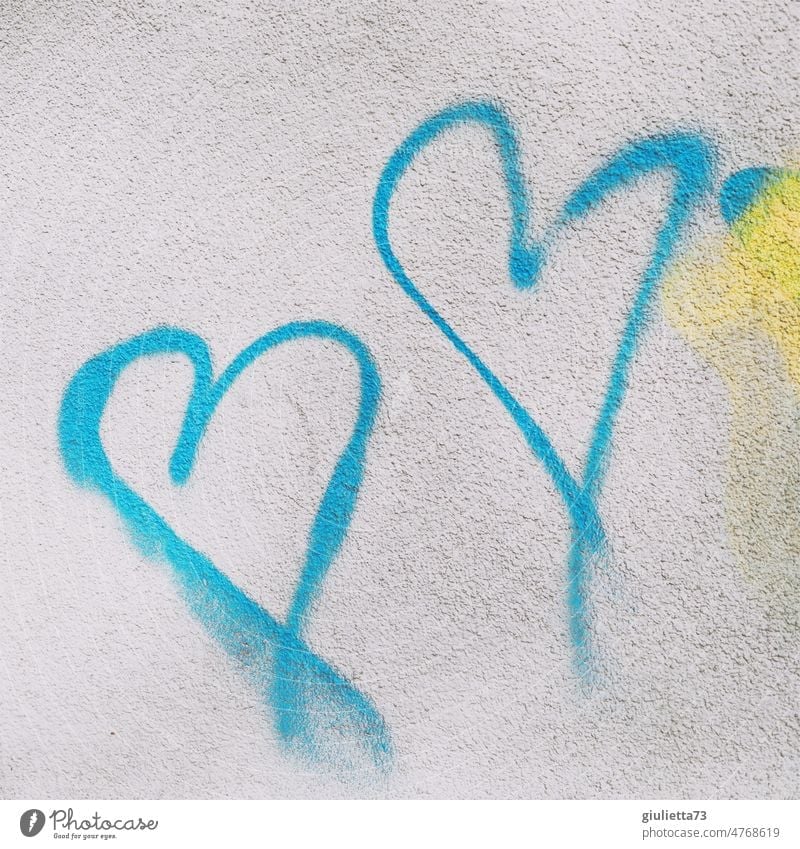 2 Graffiti Herzen auf Hauswand | Liebe, verliebt, Glück zu zweit Mauer Wand Zentralperspektive Tag Außenaufnahme Gedeckte Farben Farbfoto Liebeserklärung