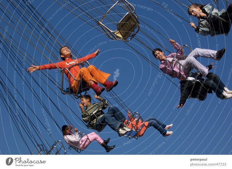 Kettenkarussell Karussell Jahrmarkt Kind Mädchen rot genießen kirchweih Freude orange Himmel fliegen