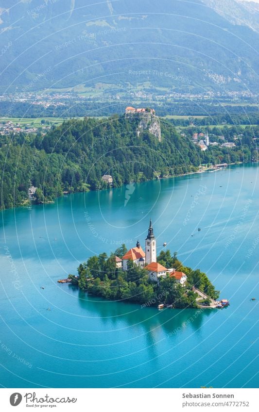 Bleder See und Insel mit Kirche und Burg auf dem Felsen im Hintergrund im Sommer, Slowenien, Europa Landschaft Alpen Wasser reisen Berge u. Gebirge Europäer