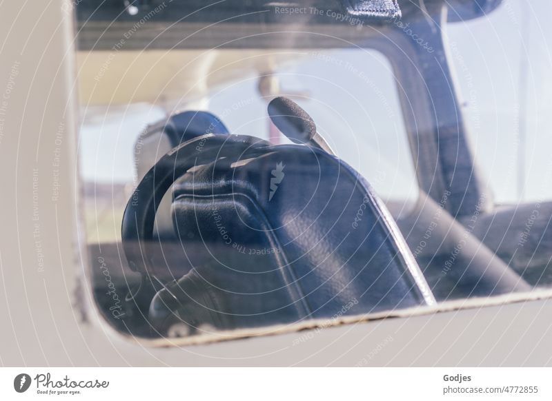Headset auf der Rückenlehne eines Sitzes im Flugzeug Funken Kommunikation reisen Gespräche fliegen Ferien & Urlaub & Reisen Luftverkehr Wolken blau Flughafen