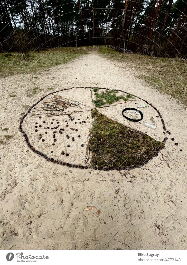 Friedenssymbol - Friedenswunsch - aus Naturmaterialien im Wald entdeckt Friedenszeichen Friedenssymbole Peace Hoffnung friedenszeichen friedensbewegung