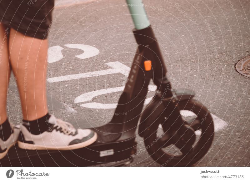 E-Mobilität kommt in Fahrt Stop Verkehrswege Straße fahren Verkehrsmittel Typographie Schablonenschrift stencil Verkehrsregel E-Roller Elektroroller