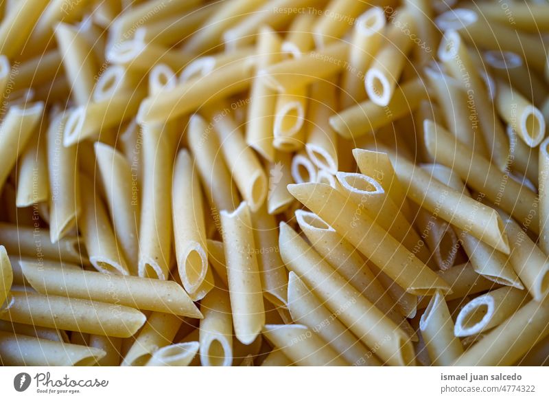 ungekochte Makkaroni-Nudeln, italienisches Essen Spätzle Lebensmittel Italienisch roh Penne gelb Mahlzeit Bestandteil Essen zubereiten Gesundheit trocknen