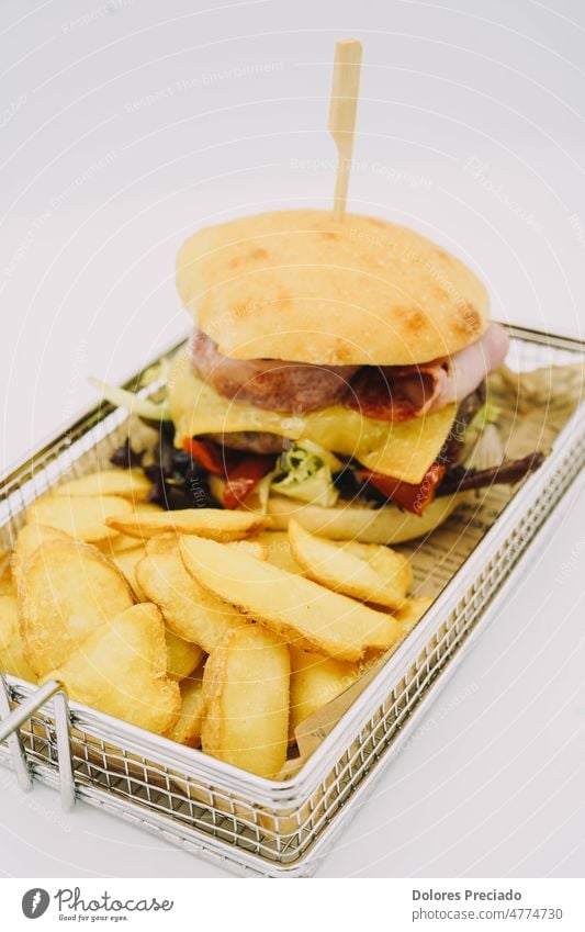 300 Pfund Gourmet-Burger mit Cheddar-Käse Amerikaner Hintergrund Speck Barbecue grillen Rindfleisch Brot Brötchen Cheeseburger klassisch Nahaufnahme dunkel