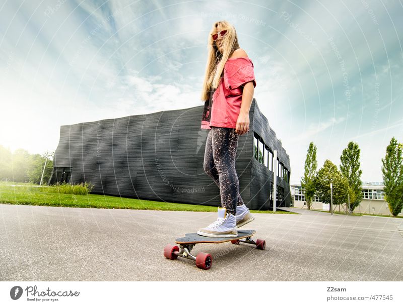 Cruising Lifestyle Stil Freizeit & Hobby Sommer Sport Longboard Skateboard feminin Junge Frau Jugendliche 18-30 Jahre Erwachsene Himmel Sonnenlicht