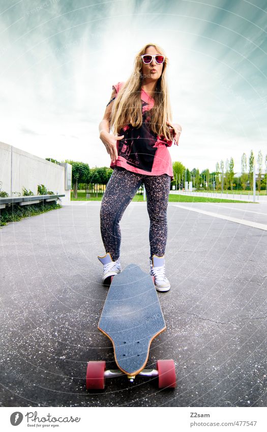 Rock and Roll Lifestyle Stil Sport Longboard Skateboarding feminin Junge Frau Jugendliche 18-30 Jahre Erwachsene Himmel Wolken Sommer Schönes Wetter Stadt