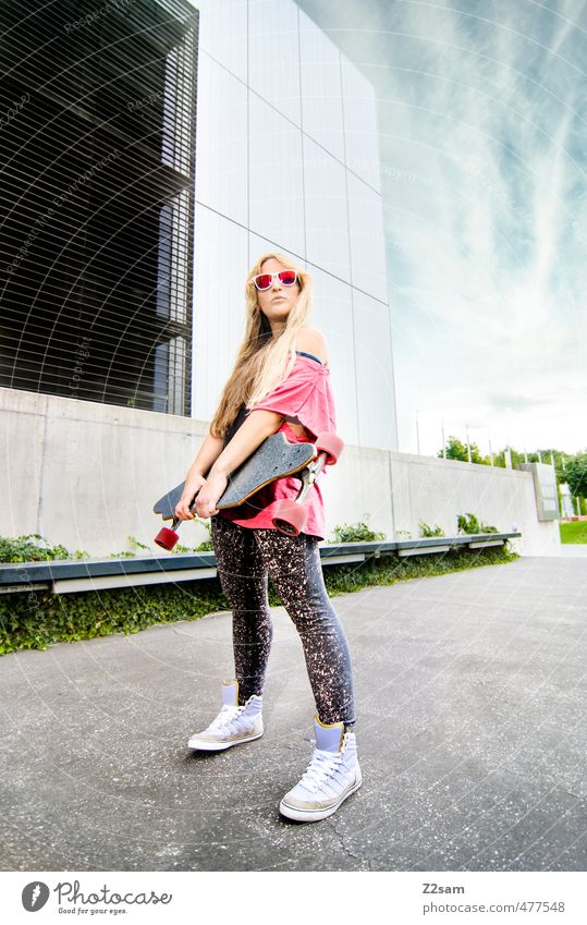 Rock and Roll Lifestyle Stil Sport Skateboarding Longboard feminin Junge Frau Jugendliche 18-30 Jahre Erwachsene Himmel Sommer Schönes Wetter Stadt Architektur