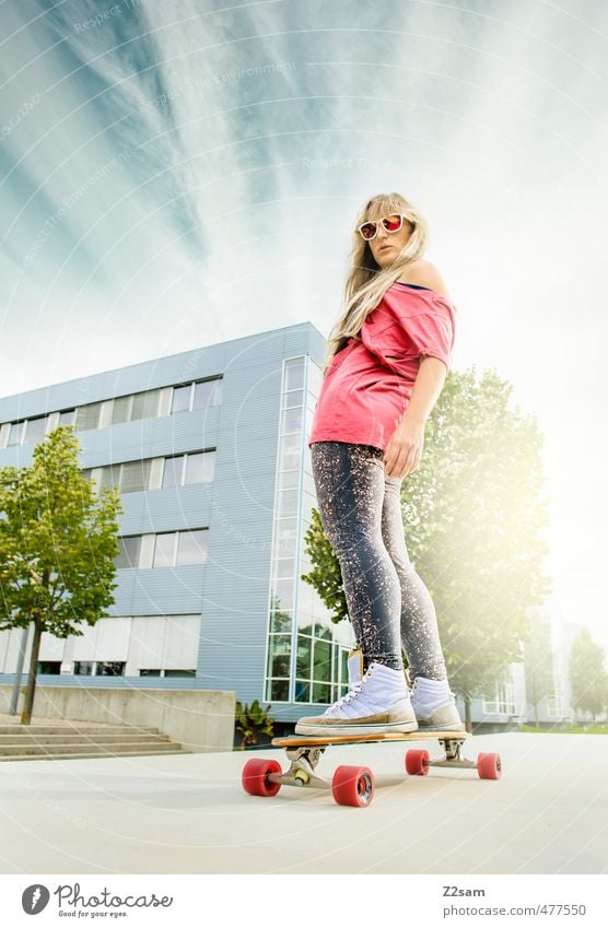 Rock and Roll Lifestyle Stil Sommer Sport Longboard Skateboard feminin Junge Frau Jugendliche 18-30 Jahre Erwachsene Himmel Schönes Wetter Baum Sträucher Stadt