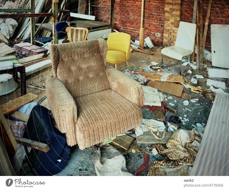 Antiquitäten Sessel Sitzgelegenheit alt schäbig verwohnt Ruine verschlissen verfallen Haus Lehne verlassen Gebäude gruselig kaputt beklemmend Möbel
