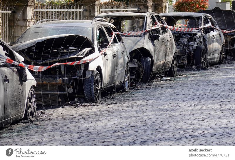 Ausgebrannte Autos nach Vandalismus und Brandstiftung ausgebrannt Autowrack Deutschland verbrannt Straße Großstadt Zerstörung Verbrechen Fahrzeug Automobil
